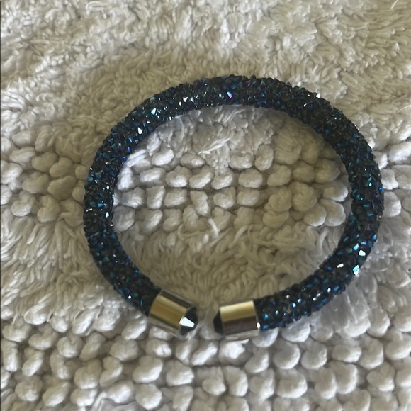 Elegant Blue Crystal Bracelet - Picture 2 of 5